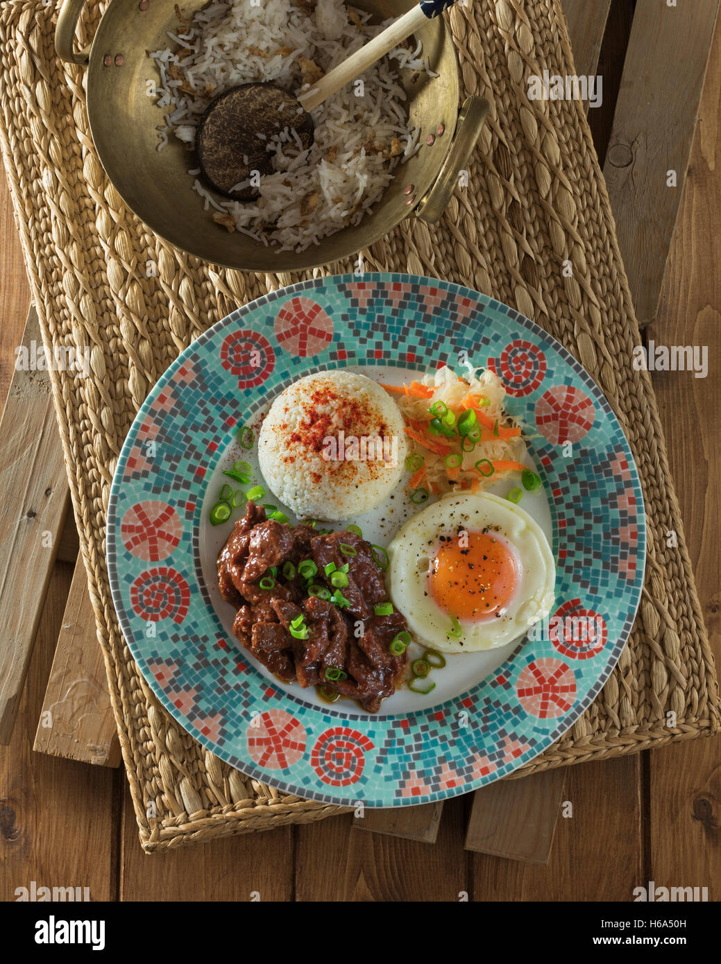 Tapsilog. Colazione filippini piatto a base di carne di manzo, uova fritte e riso. Filippine cibo Foto Stock