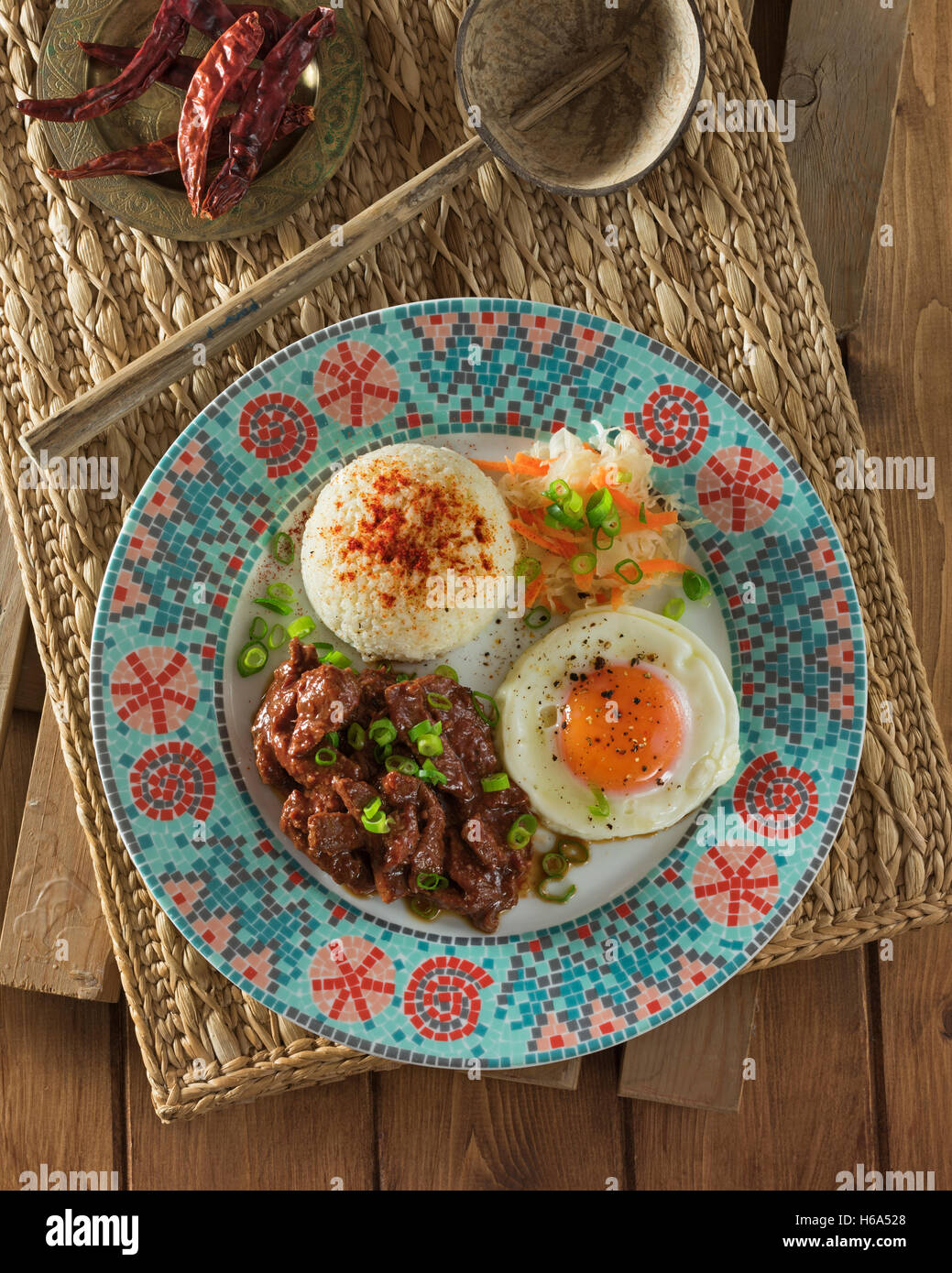 Tapsilog. Colazione filippini piatto a base di carne di manzo, uova fritte e riso. Filippine cibo Foto Stock