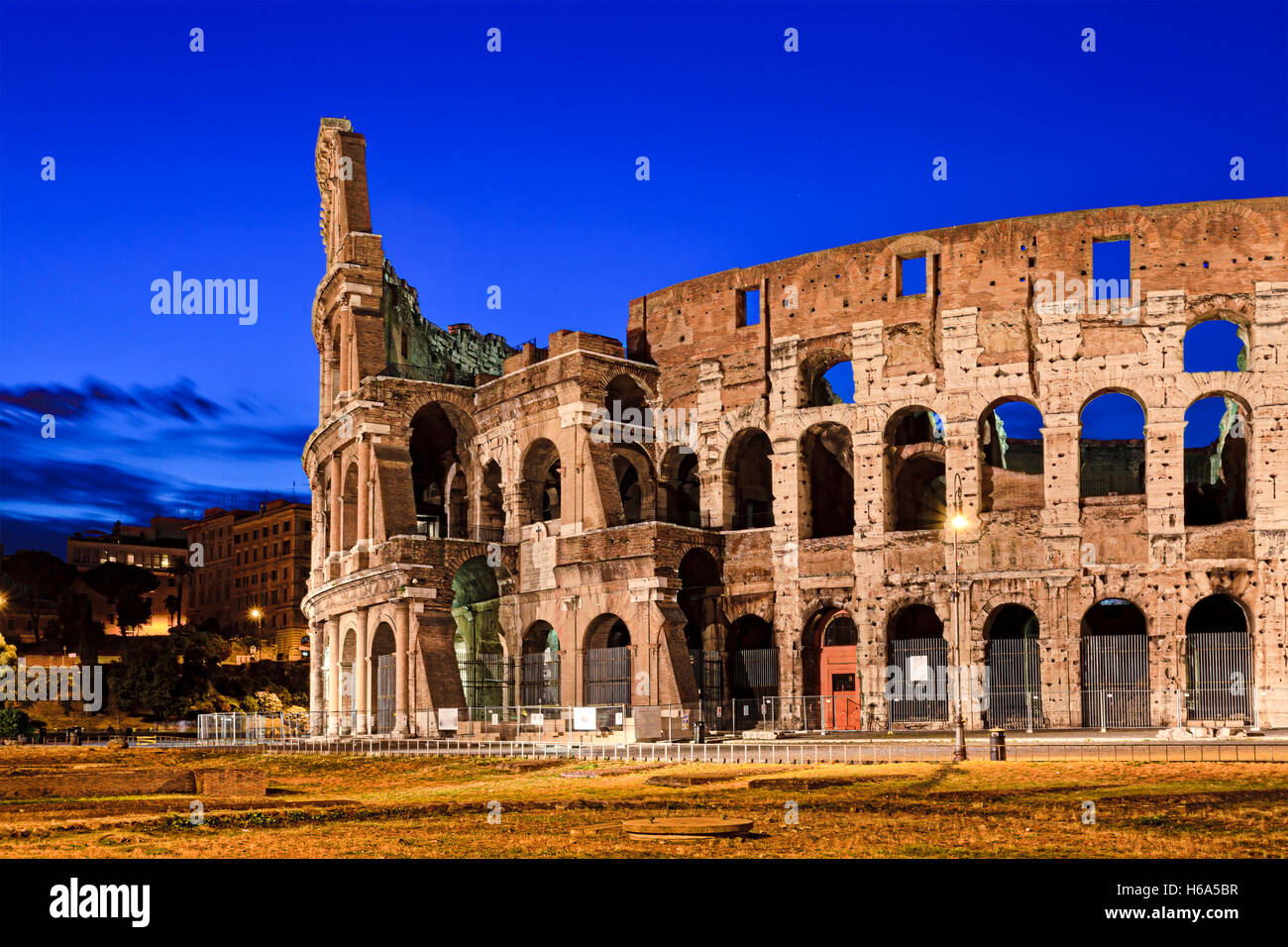 Rovine del Colosseo anfiteatro al capitale d'Italia Roma. Alba illumina le pareti e gli archi di antica pietra miliare romano. Foto Stock