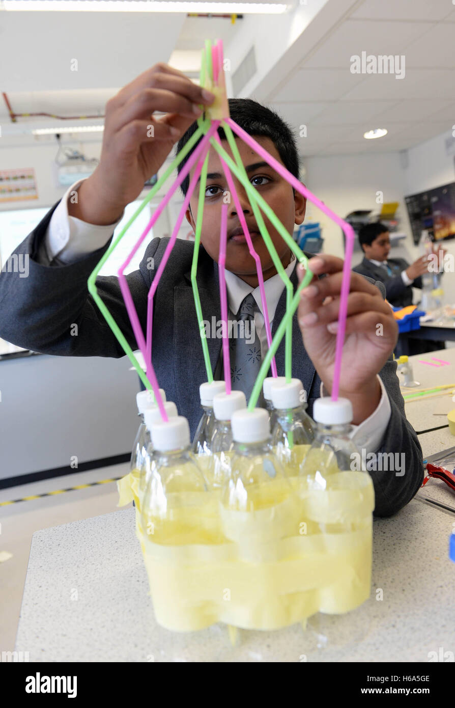 USO EDITORIALE RAIHAN Islam, di 12 anni, della Bow School di Londra Est, crea un prototipo di lavatrice a mano come soluzione per migliorare l'igienizzazione nei paesi in via di sviluppo quando partecipano al 'Youth Grand Challenges' &ETH; Una nuova iniziativa per l'istruzione lanciata oggi dalla British Science Association e dalla Bill and Melinda Gates Foundation. Foto Stock