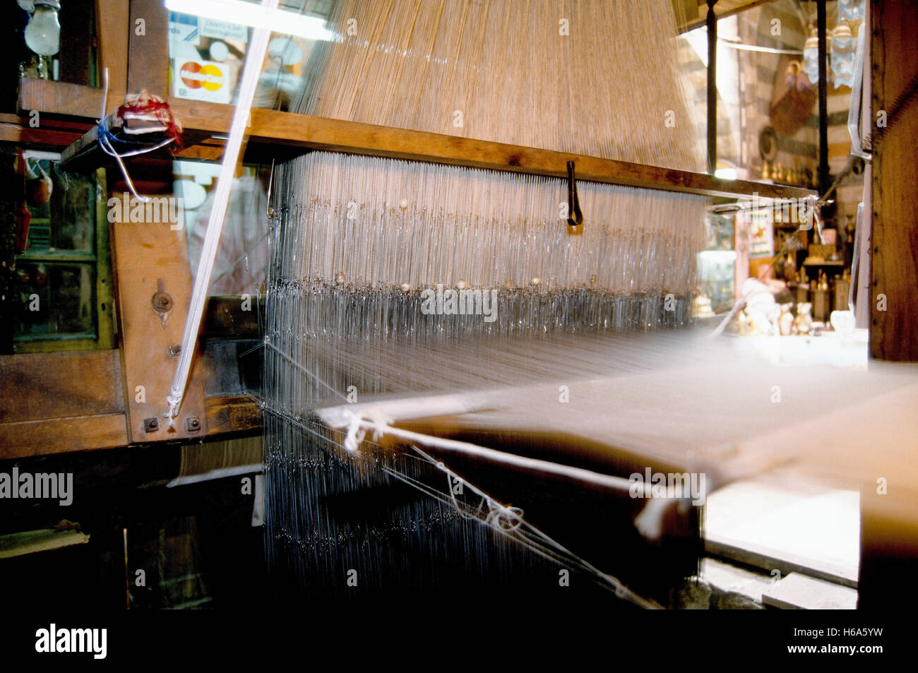 Filettatura aghi guida su un telaio meccanico in Damasco, che secondo il movimento può lasciare diversi modelli su brocade fabric. Prese su 12.08.1995. Foto: Matthias Tödt | Utilizzo di tutto il mondo Foto Stock