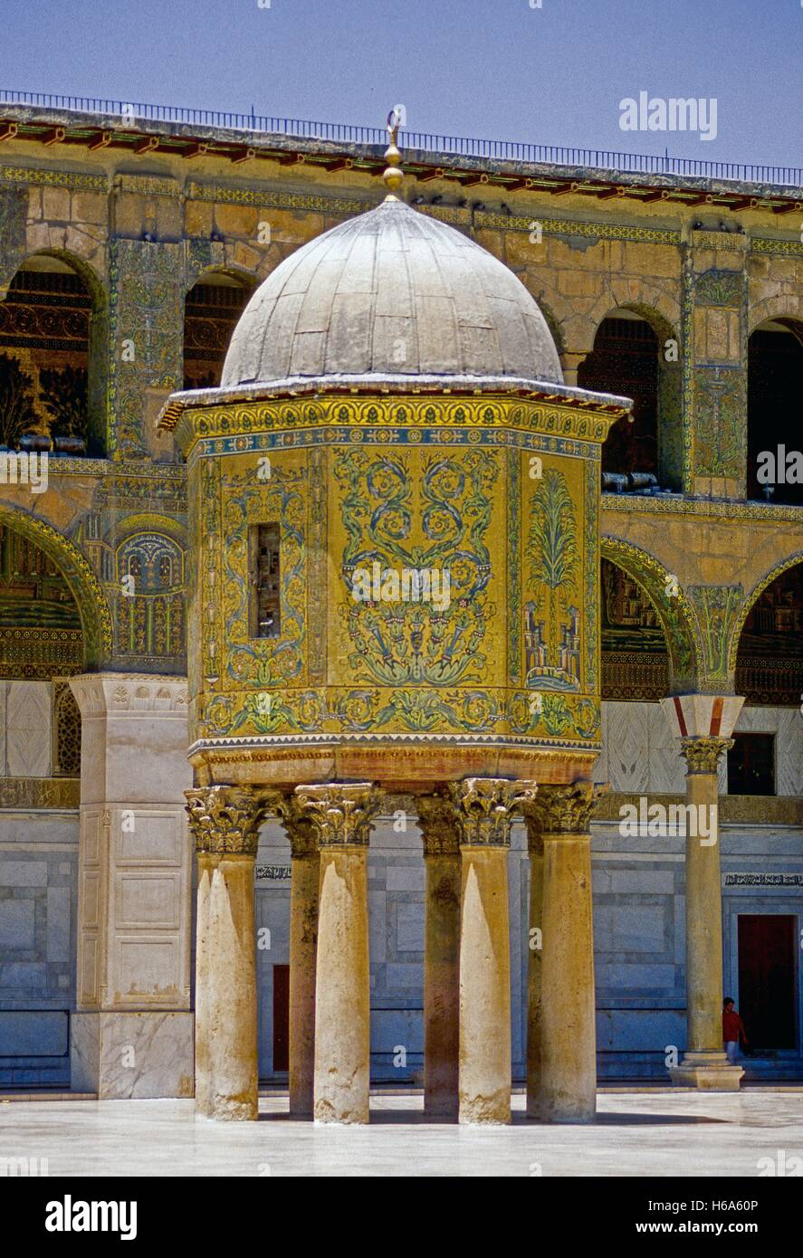 Il mosaico-laden tesoro nel Cortile della moschea degli omayyä di Damasco, fotografato 11.07.2000. Moschea degli omayyä di Damasco è uno dei più antichi al mondo. È stato costruito nello stile di una antica Basilica e in pre-islamico volte è stata la cattedrale dove Giovanni Battista è stata dedicata. Secondo record tradizionali, la sua testa è conservato in un santuario. La Moschea contiene un ampio cortile con tre piccoli side-edifici; l'orologio-house, la Casa Fontana e il famoso pillared tesoro, dove secondo la leggenda i tesori di stato sono state precedentemente memorizzate. Foto: Matthias Tödt | Foto Stock