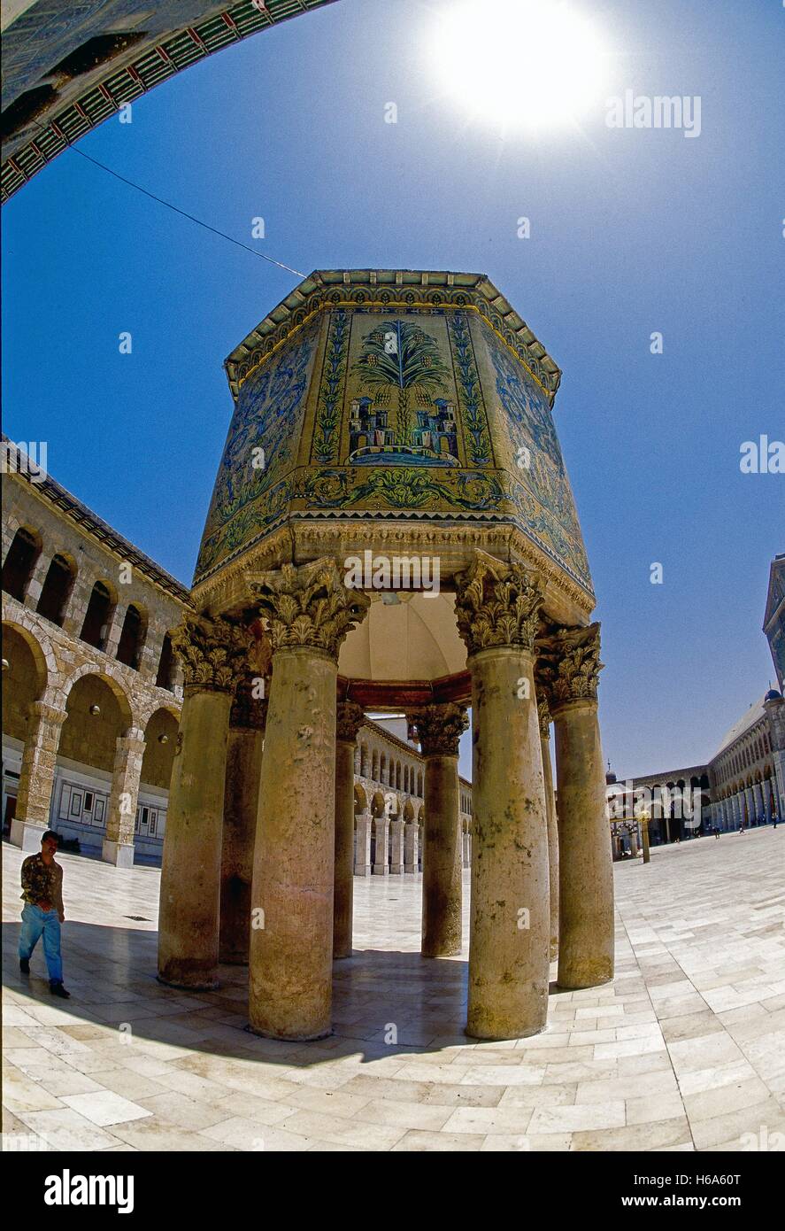 Il mosaico-laden tesoro della moschea degli omayyä di Damasco in fish-eye prospettiva. Catturate su 11.07.2000. Moschea degli omayyä di Damasco è uno dei più antichi al mondo. È stato costruito nello stile di una antica Basilica e in pre-islamico volte è stata la cattedrale dove Giovanni Battista è stata dedicata. Secondo record tradizionali, la sua testa è conservato in un santuario. La Moschea contiene un ampio cortile con tre piccoli side-edifici; l'orologio-house, la Casa Fontana e il famoso pillared tesoro, dove secondo la leggenda i tesori di stato sono state precedentemente memorizzate. Foto: Matthias Foto Stock