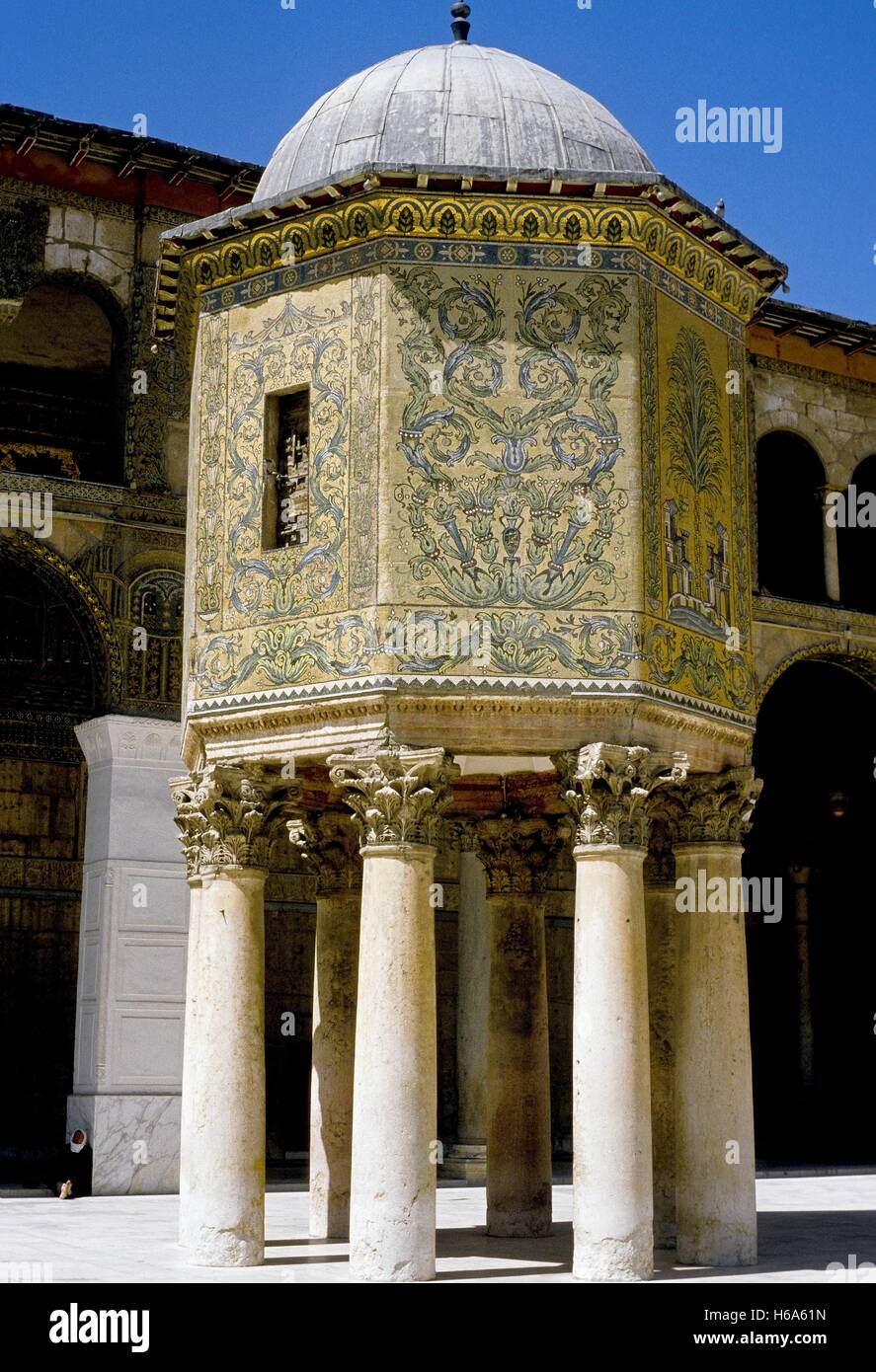 Il mosaico-laden tesoro nel Cortile della moschea degli omayyä di Damasco, fotografato 18.07.1997. Moschea degli omayyä di Damasco è uno dei più antichi al mondo. È stato costruito nello stile di una antica Basilica e in pre-islamico volte è stata la cattedrale dove Giovanni Battista è stata dedicata. Secondo record tradizionali, la sua testa è conservato in un santuario. La Moschea contiene un ampio cortile con tre piccoli side-edifici; l'orologio-house, la Casa Fontana e il famoso pillared tesoro, dove secondo la leggenda i tesori di stato sono state precedentemente memorizzate. Foto: Matthias Tödt | Foto Stock