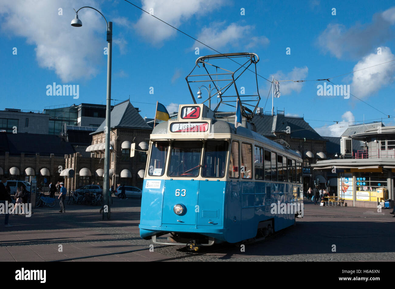 Il vecchio tram n. 63 nella piazza principale vicino alla stazione centrale di Göteborg in Svezia Foto Stock