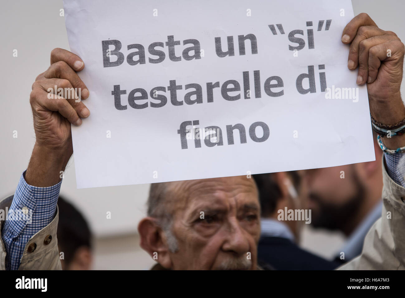 Roma, Italia. 25 ott 2016. Italia Roma 25 ottobre 2016, manifestazione del 5 Stelle di movimento (m5s) a sostegno del progetto di legge di dimezzare gli stipendi dei parlamentari. *** Caption locale *** Italia Roma 25 ottobre 2016, manifestazione del 5 Stelle di movimento (m5s) a sostegno del progetto di legge di dimezzare gli stipendi dei parlamentari. IIn foto sostenitori (M5S Credito: Andrea Ronchini/Alamy Live News Foto Stock