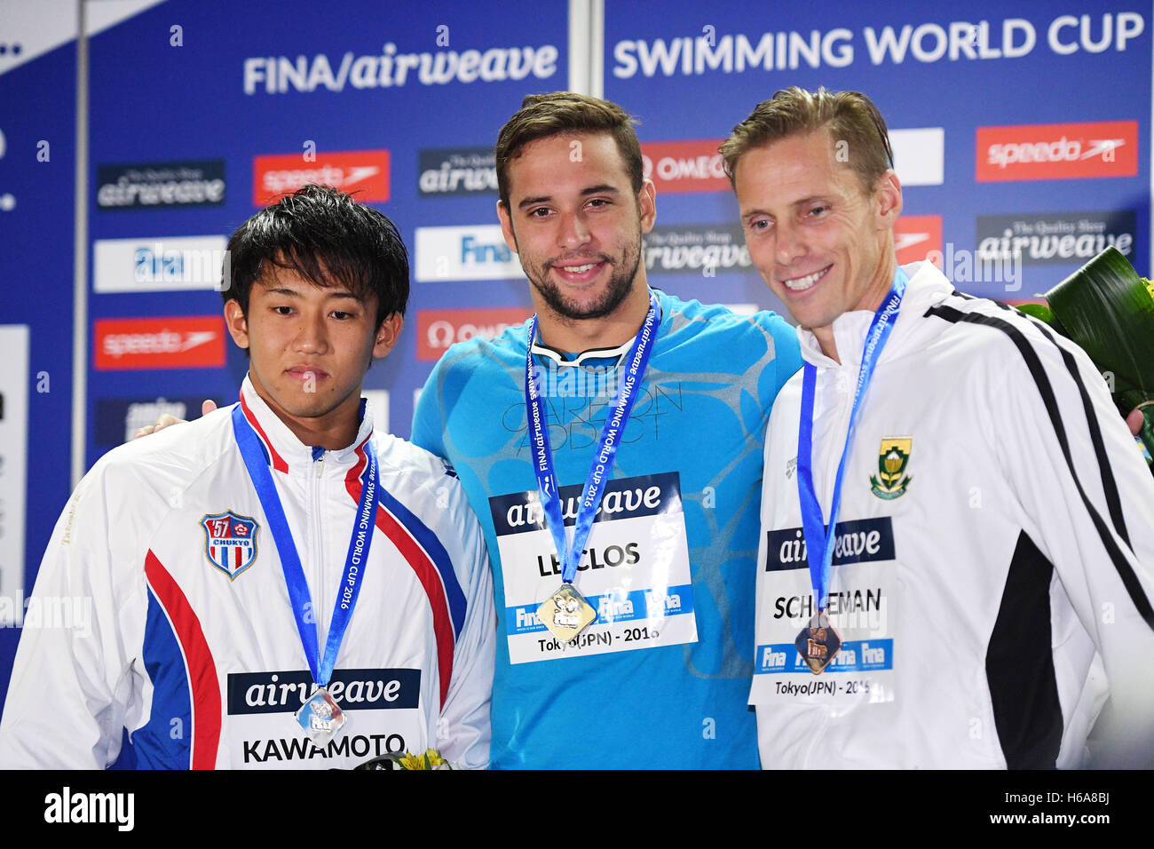 Tatsumi International Piscina, Tokyo, Giappone. 25 ott 2016. (L-R) Takeshi Kawamoto (JPN), Chad Le Clos, Roland Schoeman (RSA), 25 ottobre 2016 - Nuoto : nuoto FINA World Cup Tokyo Uomini 50m Butterfly Cerimonia di premiazione a Tatsumi International Piscina, Tokyo, Giappone. Credito: AFLO SPORT/Alamy Live News Foto Stock