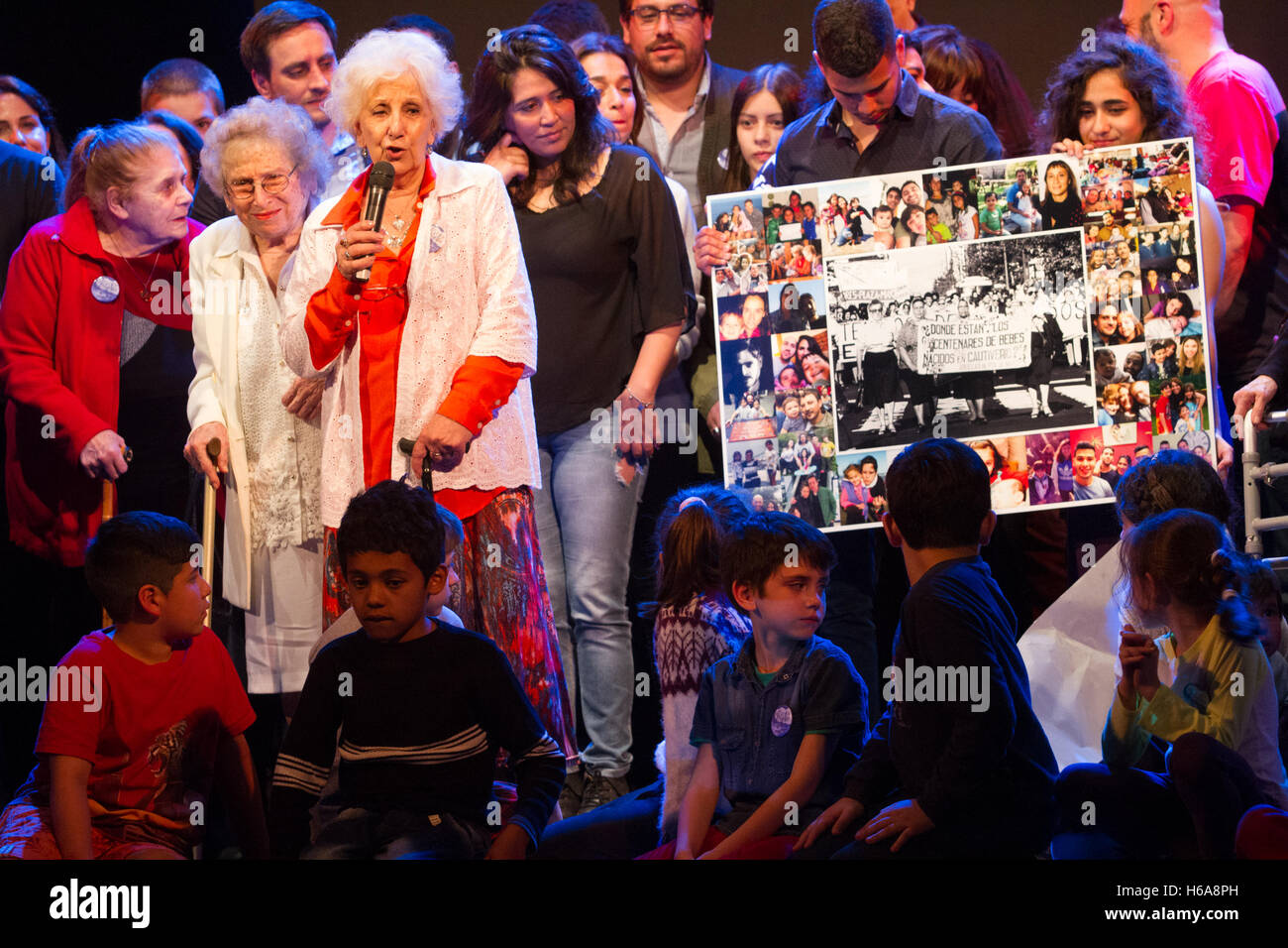 Buenos Aires, Argentina. 25 ott 2016. Estela de Carlotto, presidente delle nonne di Plaza de Mayo durante il celebrati Foto Stock