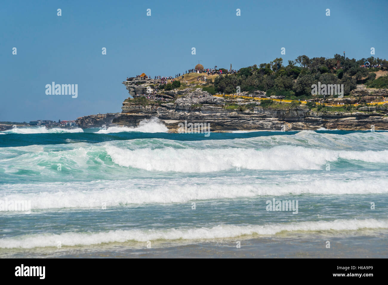 La spiaggia di Bondi, Sydney, Australia. 24 ott 2016. vista Delle Rupi costiere a coniugi Mackenzie Punto e contrassegni di parcheggio durante l'annuale open air art exhibition 'Sculpture dal mare", visto da surf pestate Bondi Beach, Sydney, Nuovo Galles del Sud, Australia Credit: Manfred Gottschalk/Alamy Live News Foto Stock