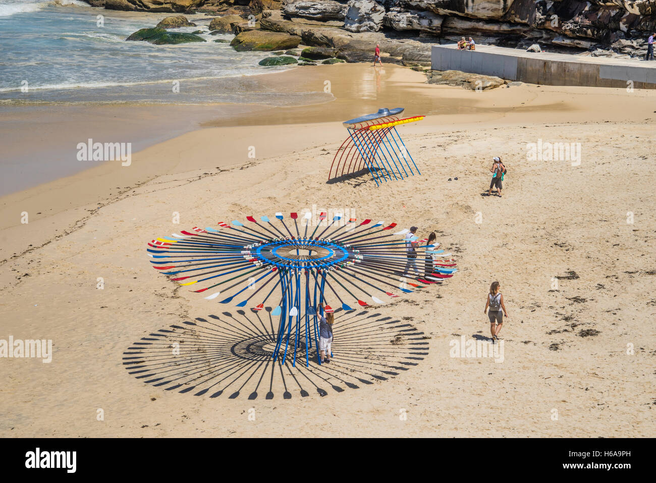 La spiaggia di Bondi, Sydney, Australia. 24 ott 2016. Scultura di mare, la più grande d Australia outdoor annuale esposizione di scultura lungo la passeggiata costiera da Bondi Beach a Tamarama Beach. Le installazioni su Tamarama Beach: in primo piano intitolato "nel timore' da Rebecca Rose, in background chiamato 'Wave Wall' da Zhou Tengxiao Credito: Manfred Gottschalk/Alamy Live News Foto Stock
