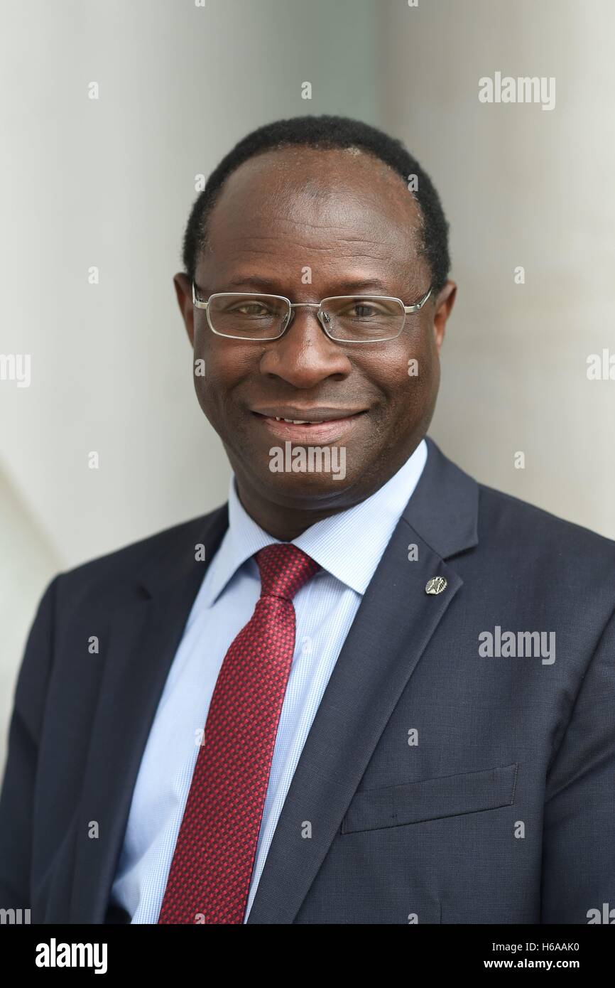 Frankfurt am Main, Germania. Xxi oct, 2016. Karamba Diaby al 68a Francoforte Fiera del Libro di Francoforte sul Meno, Germania, ottobre 2016. | In tutto il mondo di utilizzo © dpa/Alamy Live News Foto Stock