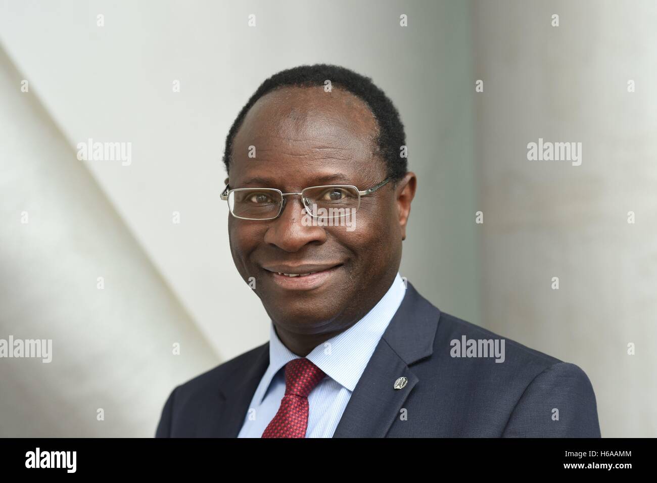 Frankfurt am Main, Germania. Xxi oct, 2016. Karamba Diaby al 68a Francoforte Fiera del Libro di Francoforte sul Meno, Germania, ottobre 2016. | In tutto il mondo di utilizzo © dpa/Alamy Live News Foto Stock