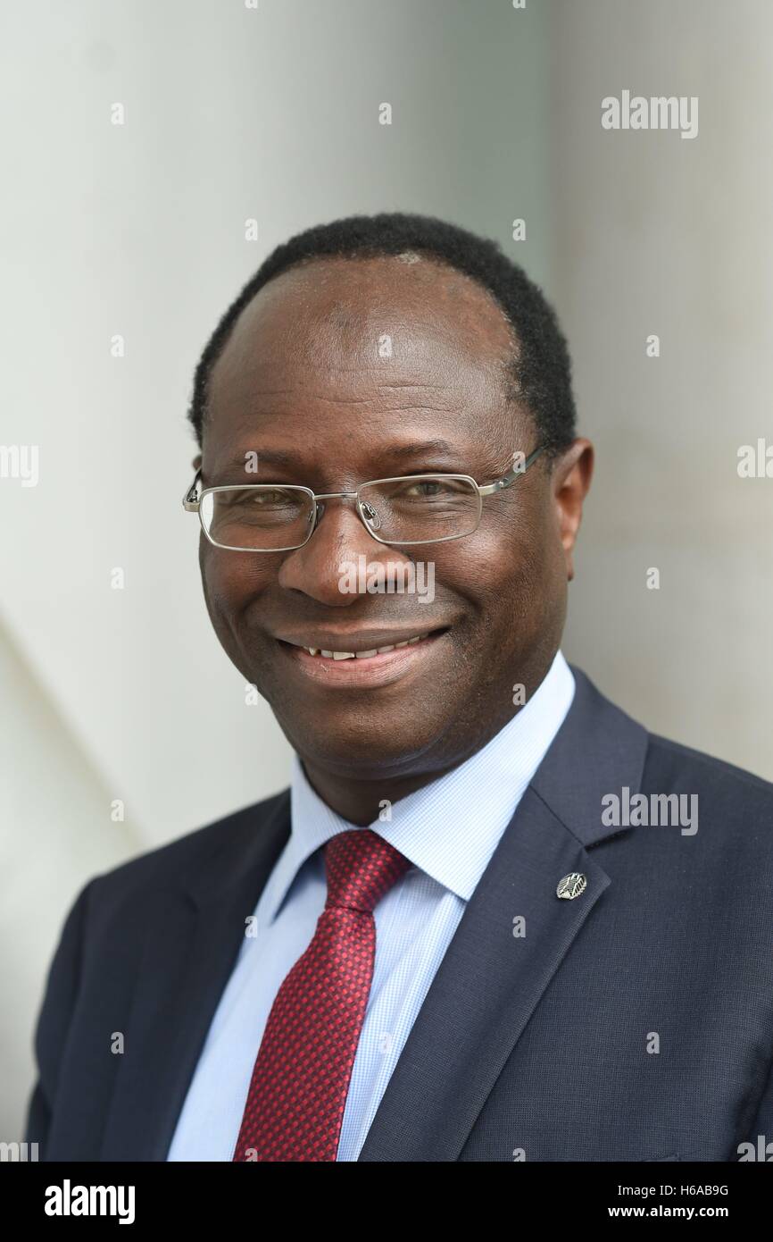 Frankfurt am Main, Germania. Xxi oct, 2016. Karamba Diaby al 68a Francoforte Fiera del Libro di Francoforte sul Meno, Germania, ottobre 2016. | In tutto il mondo di utilizzo © dpa/Alamy Live News Foto Stock