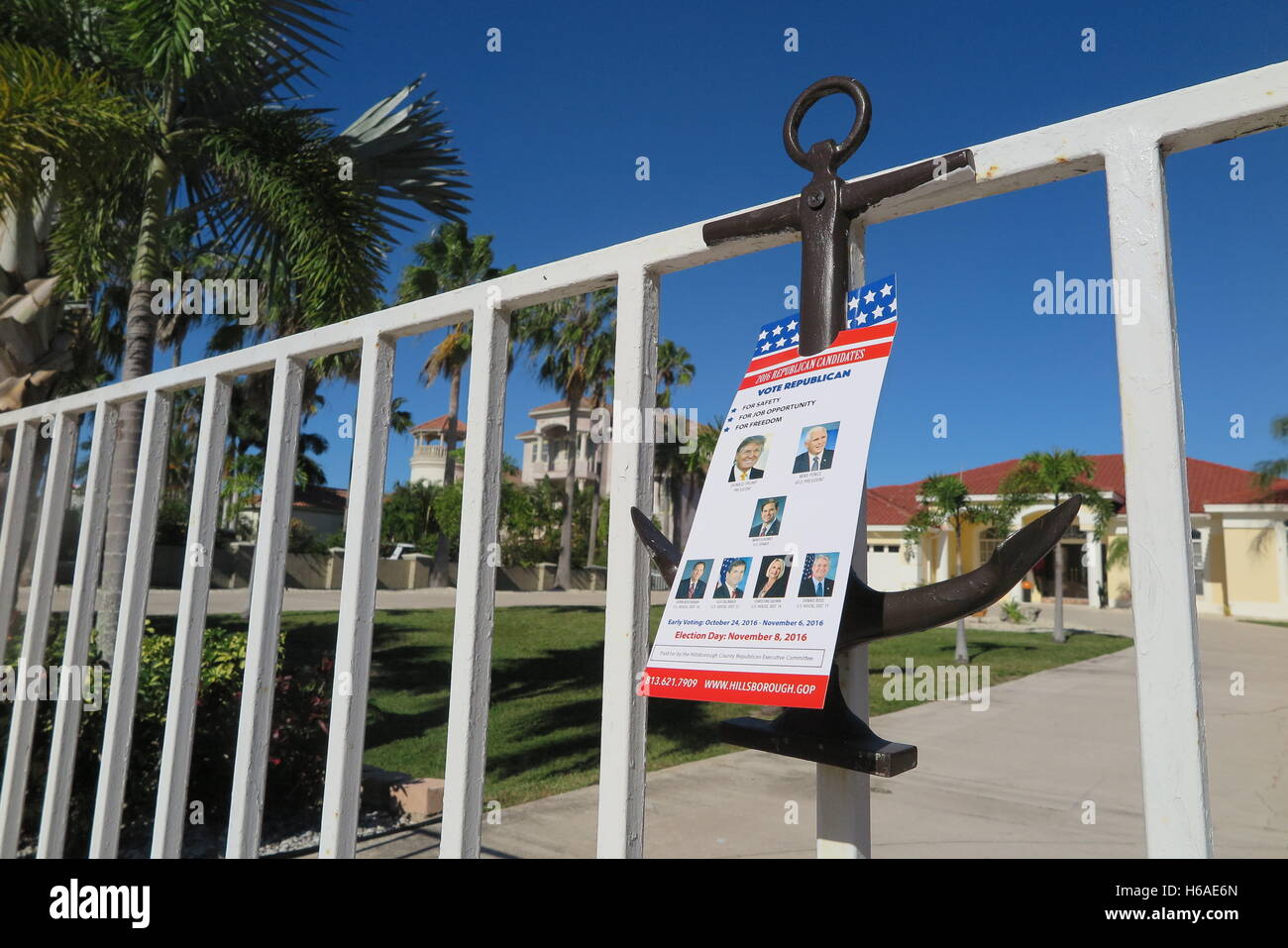 Apollo Beach, Stati Uniti d'America. Xx oct, 2016. Un opuscolo per il candidato repubblicano per la elezione 08 Novembre in Florida può essere visto su un cancello in Apollo Beach, Stati Uniti d'America, 20 ottobre 2016. Foto: MAREN HENNEMUTH/dpa/Alamy Live News Foto Stock