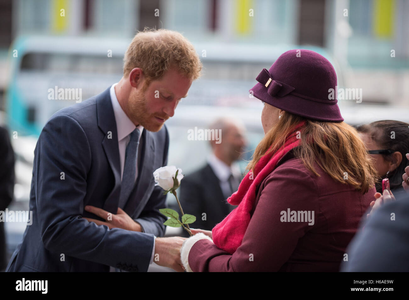 Nottingham, Regno Unito. 26 ottobre, 2016. Principe Harry mentre viene consegnata una carta bianca rose da un membro del pubblico, durate la visita a Nottingham Stazione centrale di polizia. Credito: Guy Berresford/Alamy Live News Foto Stock