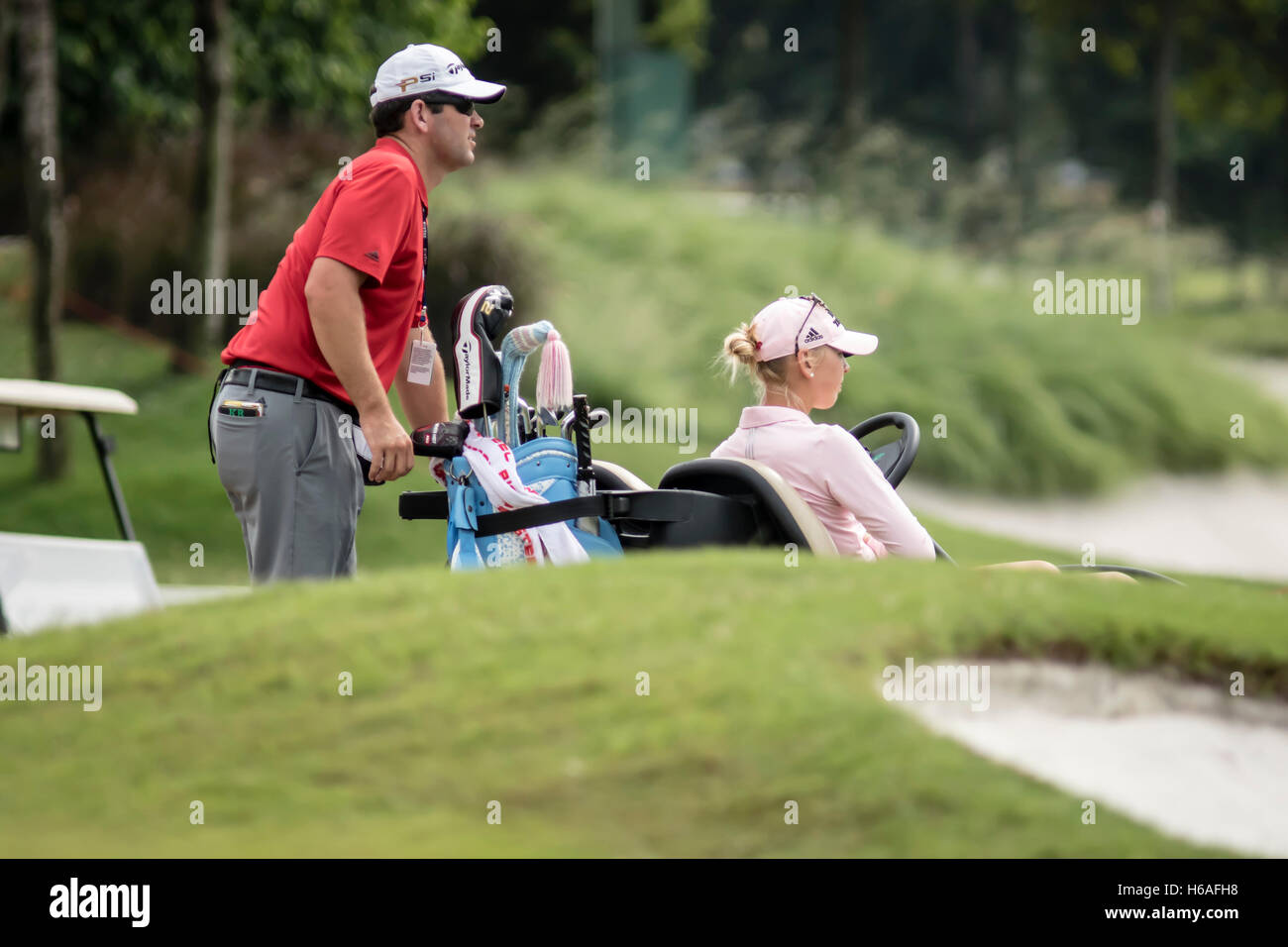 Kuala Lumpur, Malesia. 26 ott 2016. Stati Uniti d'America Jessica Korda sentito dolore sul suo lato sinistro durante la riproduzione di un round di golf ma ha lasciato il campo di golf con un LPGA ufficiale e caddy. Campionato di avviare la riproduzione su 27 Ott. Credito: Danny Chan/Alamy Live News. Foto Stock