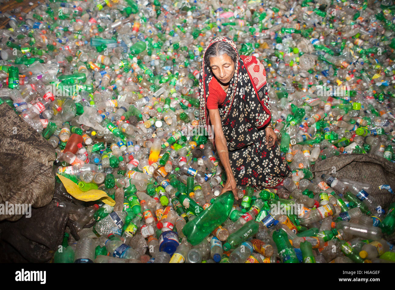 Dacca in Bangladesh. 26 ottobre, 2016. Donna del Bangladesh lavora ad una plastica fabbrica di riciclo a Dhaka, nel Bangladesh. Credito: Suvra Kanti Das/Alamy Live News Foto Stock