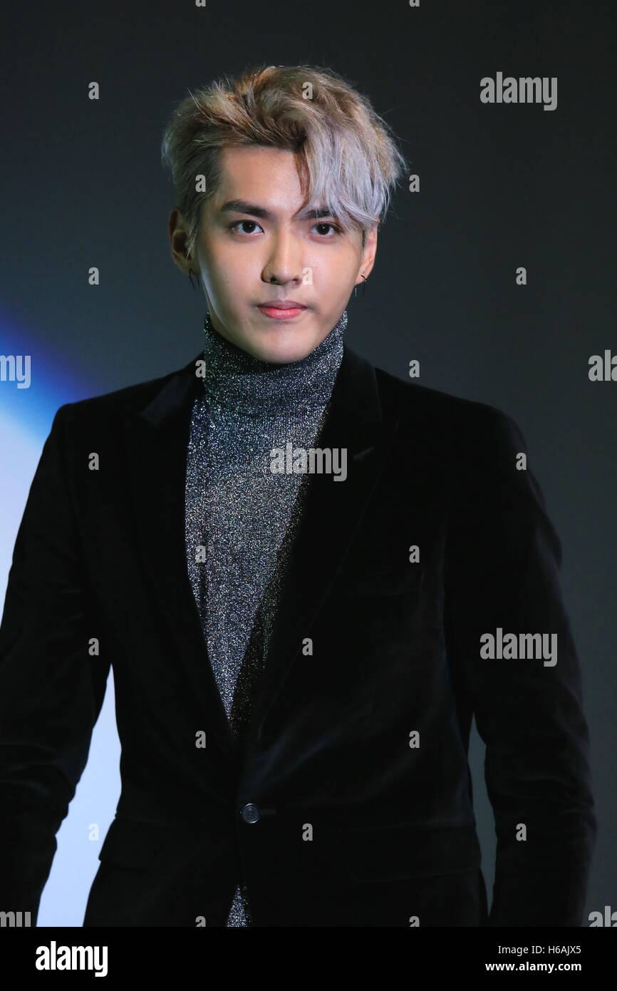 Il cinese attore e cantante Kris (Wu Yifan) assiste alla cerimonia del 2016 China Film settimana a Tokyo in Giappone il 26 ottobre 2016. © AFLO/Alamy Live News Foto Stock