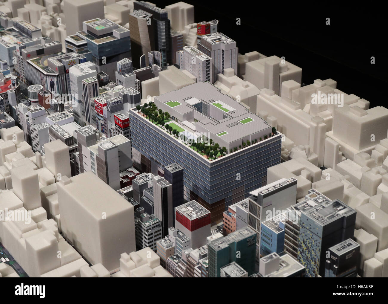 Tokyo, Giappone. 26 ott 2016. Questa immagine mostra un modello in scala del nuovo edificio ad uso misto "GSIX' che è stato sviluppato da J.Front Retailing, Mori Building, Sumitomo Corporation e l Immobiliare di annunciare a Tokyo il quartiere della moda di Ginza dove il Matsuzakaya department store si trovava in una conferenza stampa tenutasi a Tokio il mercoledì 26 ottobre, 2016. Il GSIX, che avrà più grande del mondo di scala negozi di lusso di marca Dior e Celine, aprirà il 20 aprile del prossimo anno . Credito: Aflo Co. Ltd./Alamy Live News Foto Stock