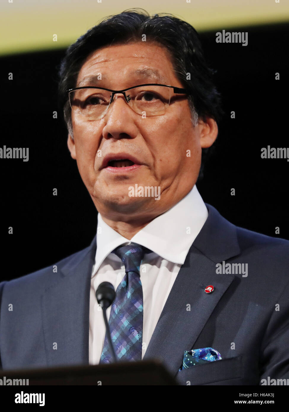 Tokyo, Giappone. 26 ott 2016. J.Front Retailing presidente Ryoichi Yamamoto parla come J.Front Retailing, Mori Building, Sumitomo Corporation e l Immobiliare di annunciare per aprire la nuova scala grande edificio ad uso misto "GSIX' a Tokyo il quartiere della moda di Ginza dove il Matsuzakaya department store si trovava in una conferenza stampa tenutasi a Tokio il mercoledì 26 ottobre, 2016. Il GSIX, che avrà più grande del mondo di scala negozi di lusso di marca Dior e Celine, aprirà il 20 aprile del prossimo anno . Credito: Aflo Co. Ltd./Alamy Live News Foto Stock