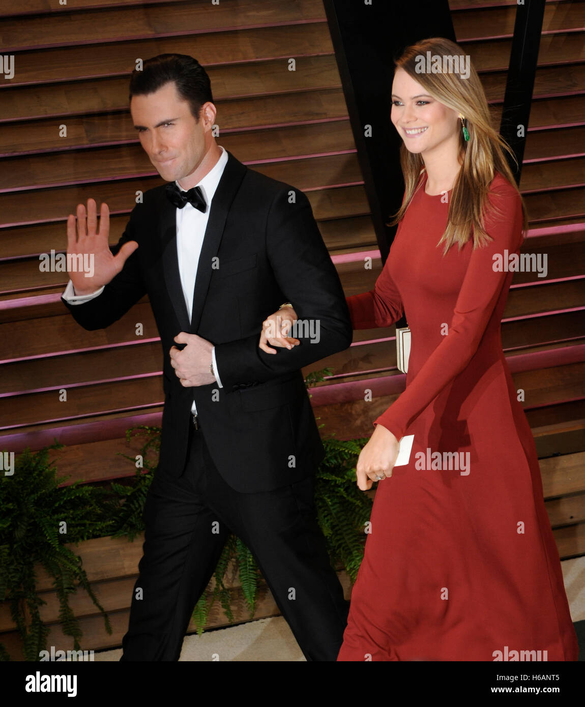 Musicista Adam Levine (L) e modello Behati Prinsloo assiste il 2014 Vanity Fair Oscar Party il 2 marzo 2014 in West Hollywood, California. Foto Stock