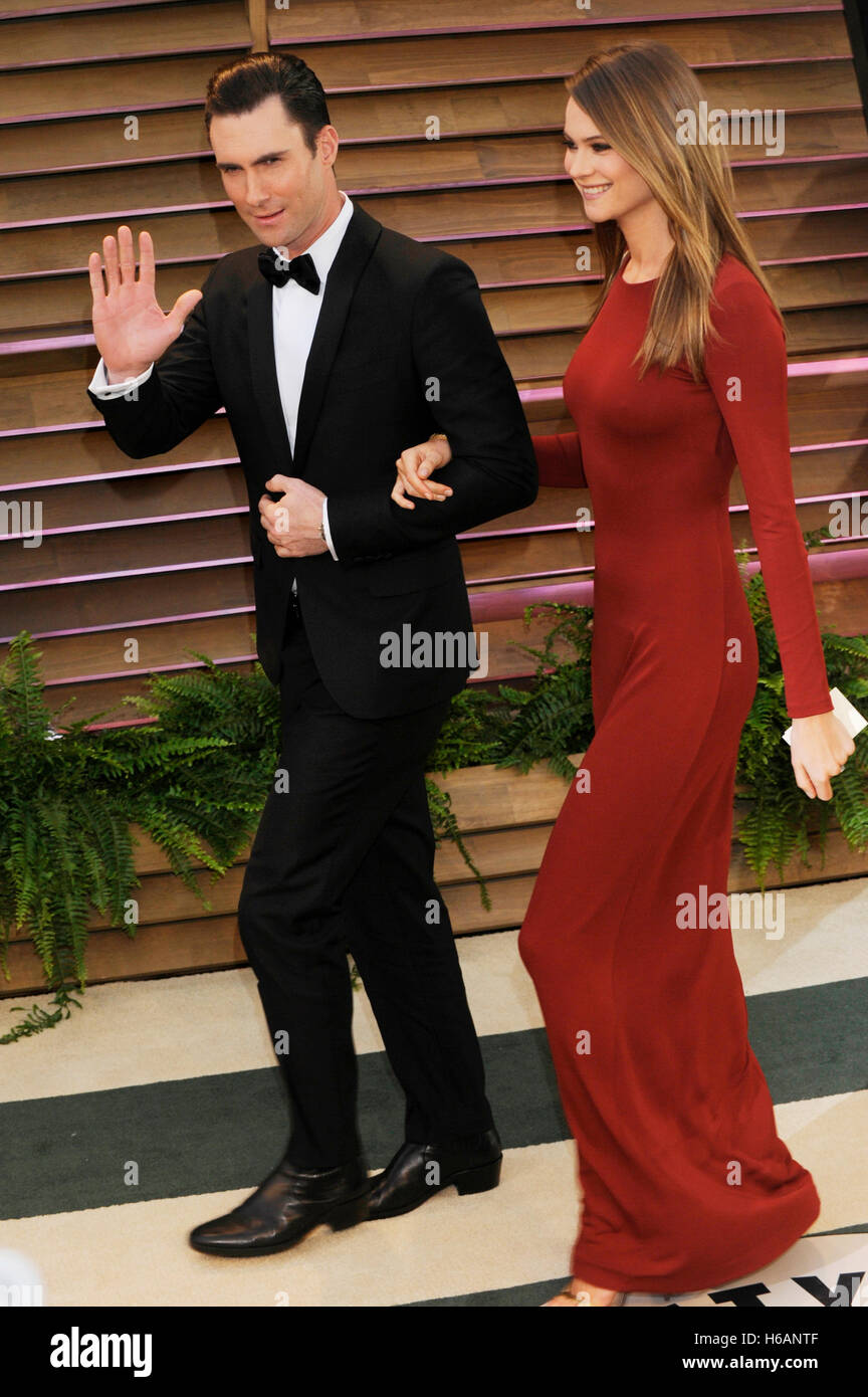 Musicista Adam Levine (L) e modello Behati Prinsloo assiste il 2014 Vanity Fair Oscar Party il 2 marzo 2014 in West Hollywood, California. Foto Stock