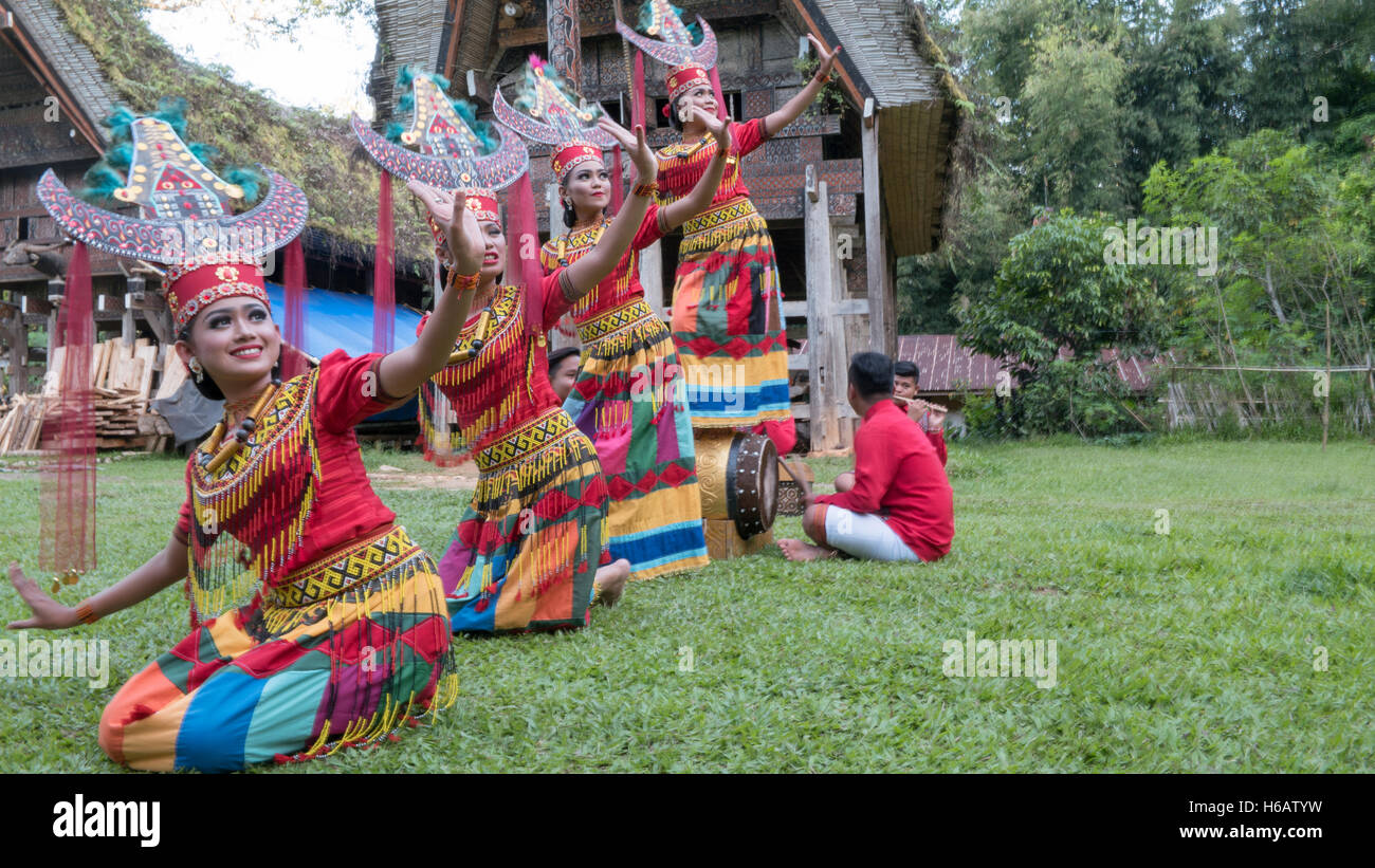 Toraja tradizionali pongono ballerino per fotocamera con costumi colorati. La danza chiamato Sanda Oni Foto Stock