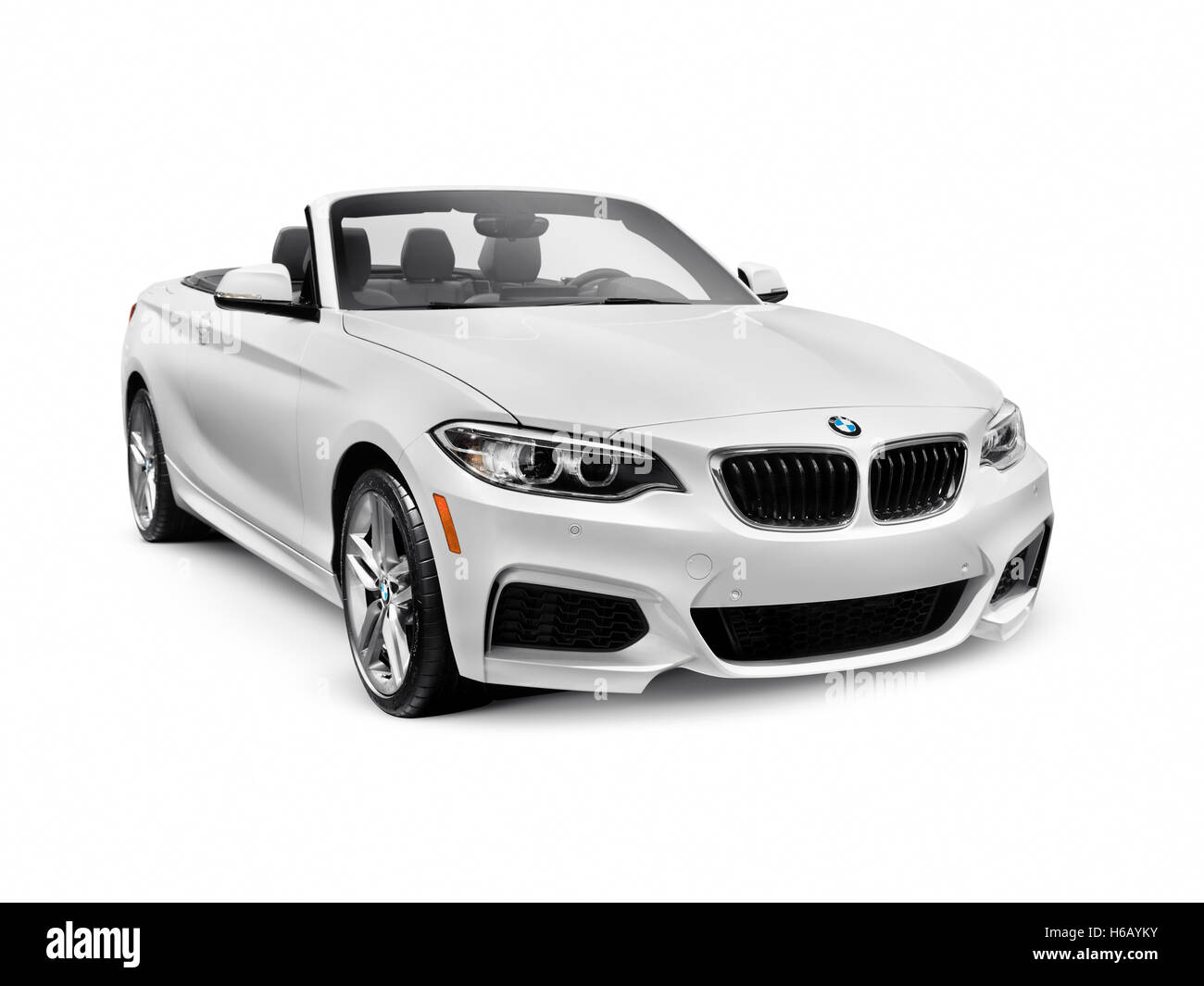 Licenza disponibile su MaximImages.com - White 2016 BMW Serie 2 Cabriolet Luxury Car isolato su sfondo bianco con percorso di ritaglio Foto Stock