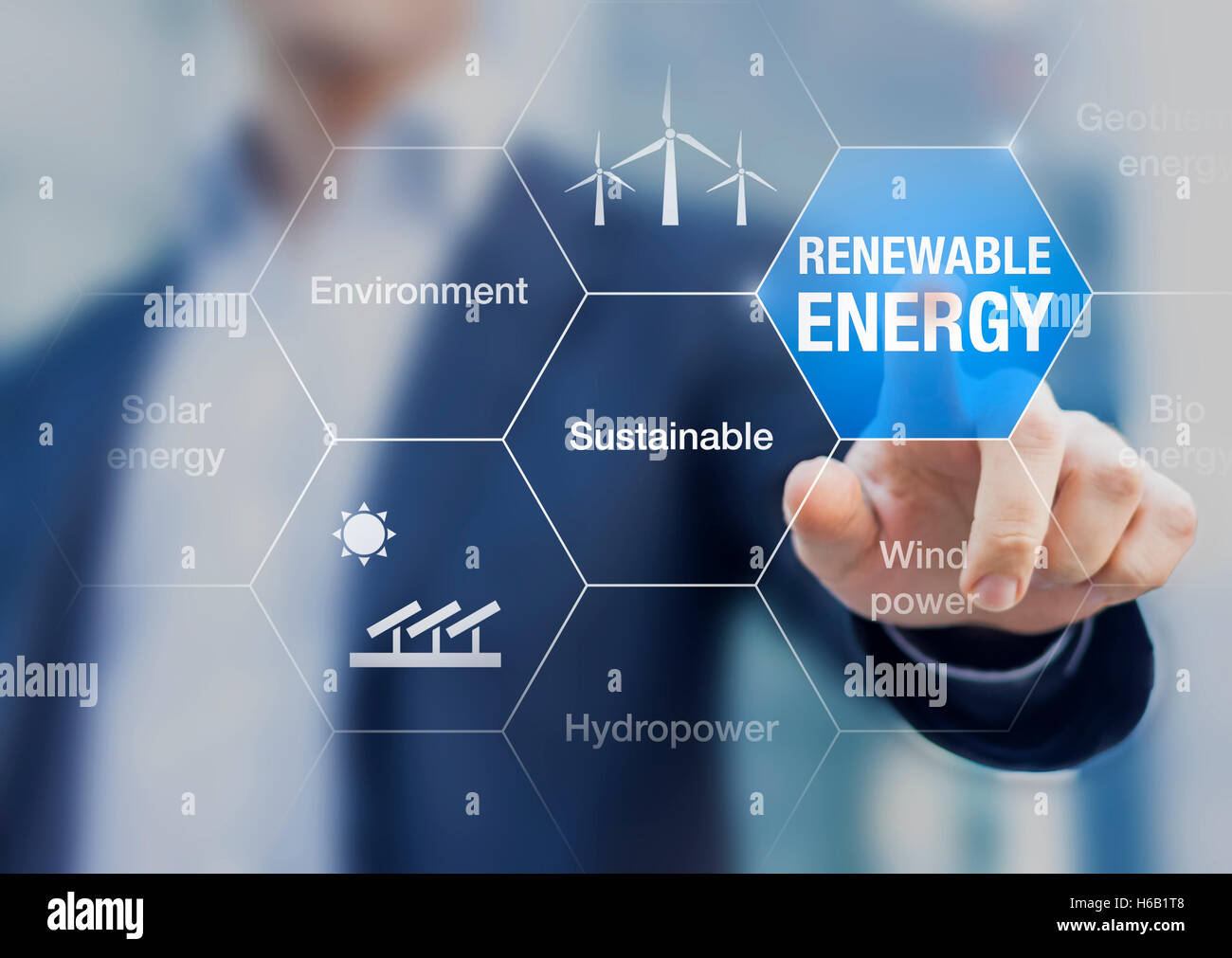 Fonti di energia rinnovabili presentazione circa lo sviluppo sostenibile, energia eolica e fotovoltaica e idroelettrica con uomo d affari Foto Stock