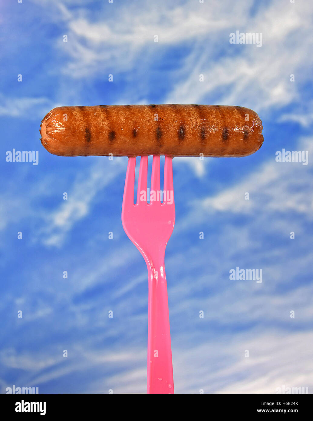 Grigliata di hot dog rosa sulla forcella di plastica con estate sfondo cielo Foto Stock
