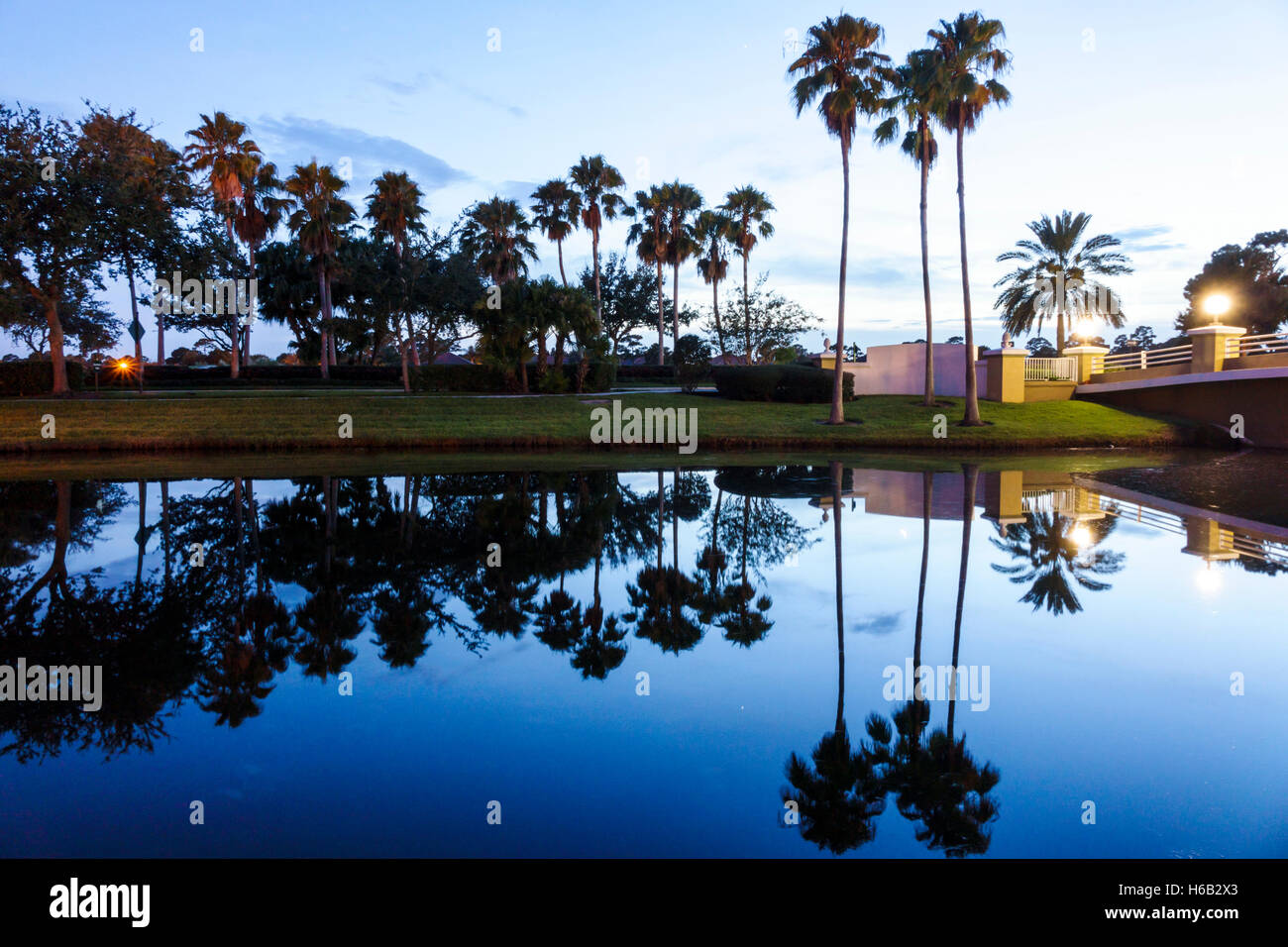 Tradition Port St. Saint Lucie Florida,Sheraton PGA Vacation Resort,struttura,sera,notte,lago,acqua,palme riflettenti,FL160805039 Foto Stock
