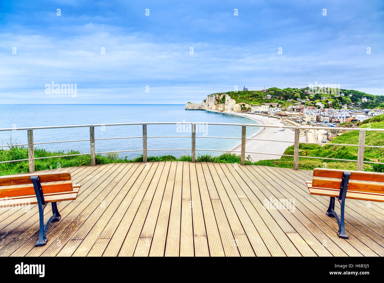Etretat vista panoramica punto di riferimento, balcone, la spiaggia e il Villaggio sotto un cielo nuvoloso. La Normandia, Francia, Europa. Foto Stock