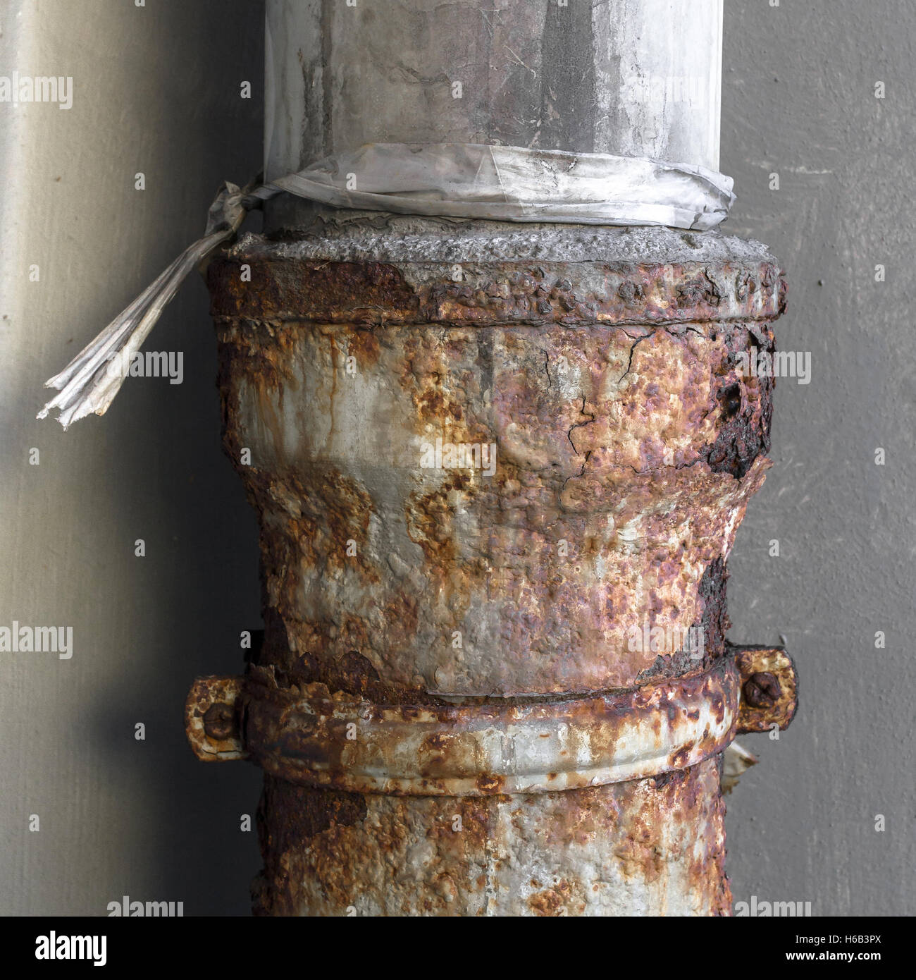 Primo piano di un vecchio metallo arrugginito drainpipe Foto Stock