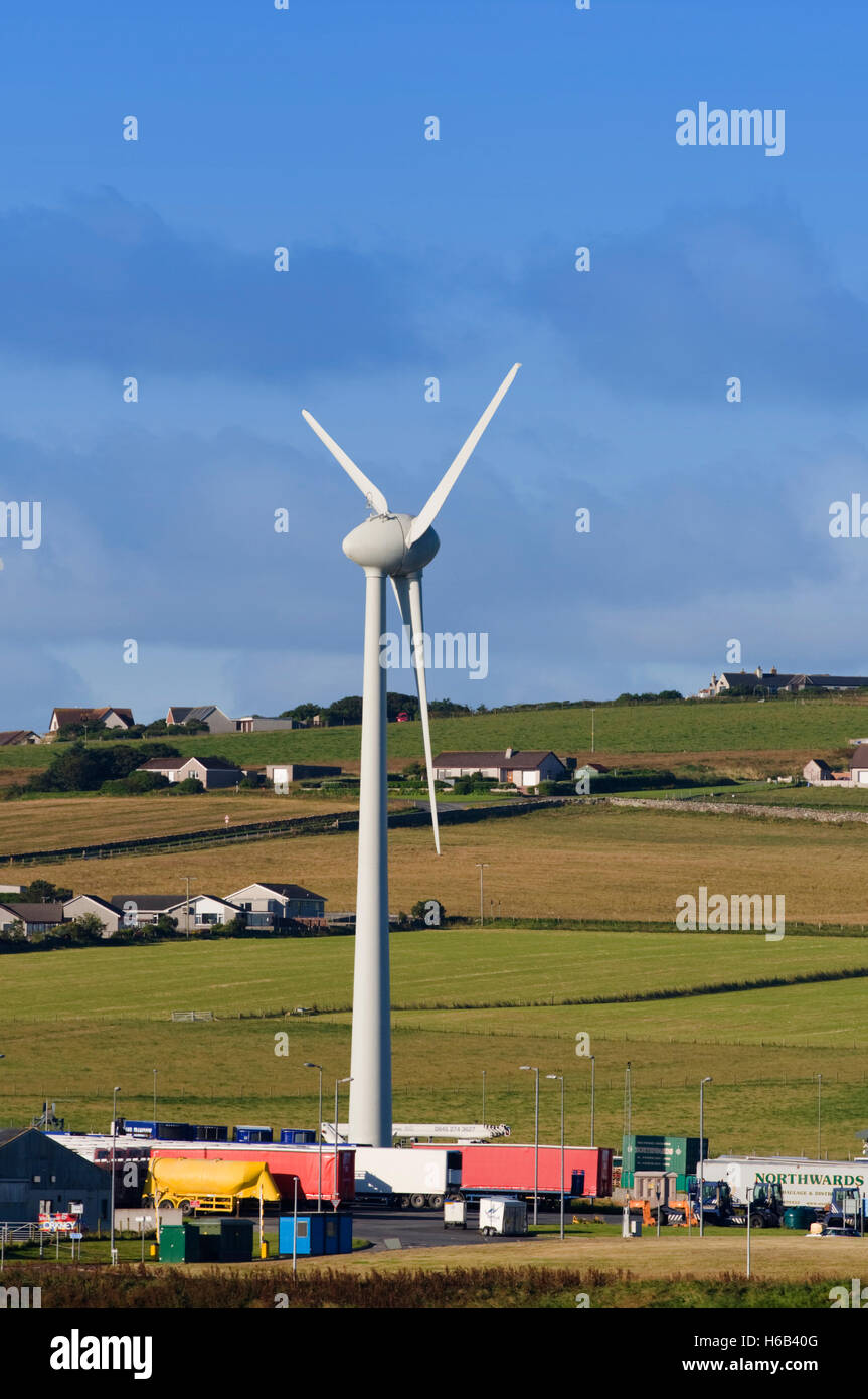 Europa, Regno Unito, Regno Unito, Scozia, isole Orcadi, Kirkwall, turbina eolica Foto Stock