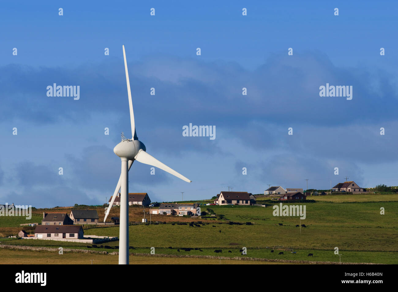 Europa, Regno Unito, Regno Unito, Scozia, isole Orcadi, Kirkwall, turbina eolica Foto Stock