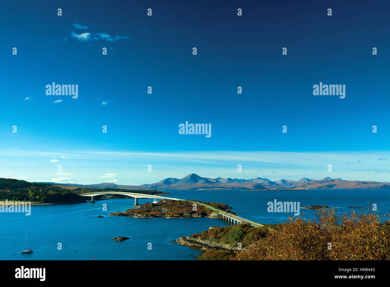 Il Cuillin, Loch Alsh e Skye Bridge da Plock, Kyle of Lochalsh, Skye e Lochalsh, Highland Foto Stock