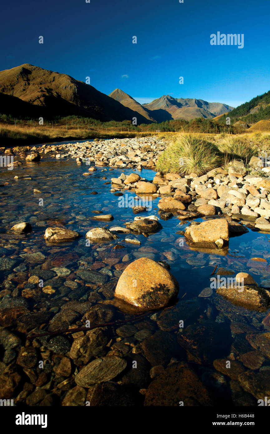 La sella e la cresta Forcan sopra il fiume Shiel e Glen Shiel, Kintail, Skye e Lochalsh, Highland Foto Stock