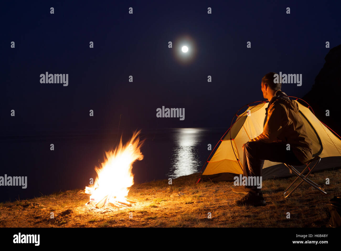 Turisti in un campo Foto Stock