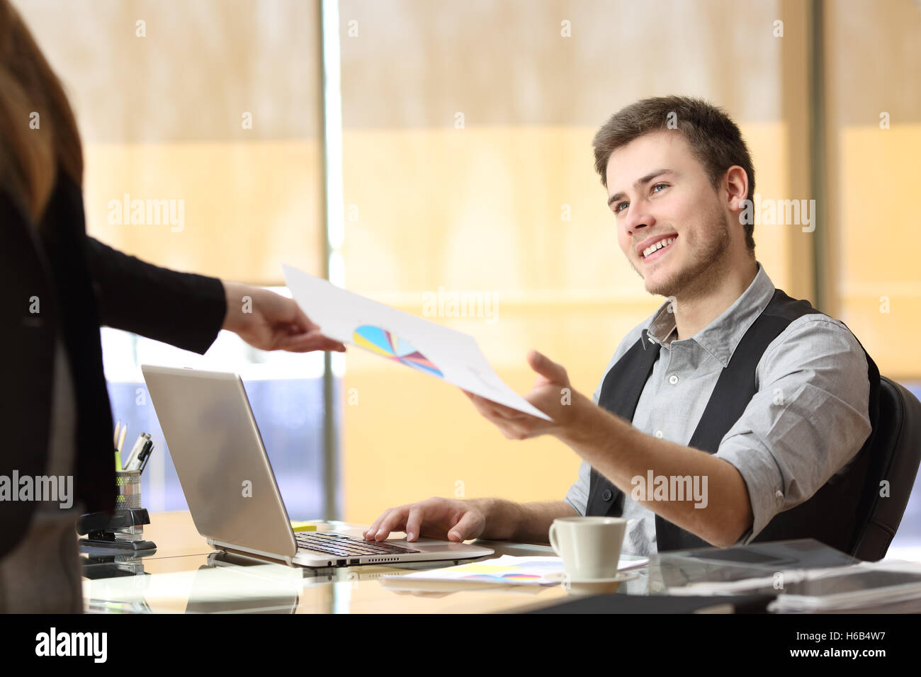 Imprenditrice dando un documento con un grafico di crescita di un uomo di affari presso l'ufficio. Concetto di lavoro di squadra Foto Stock