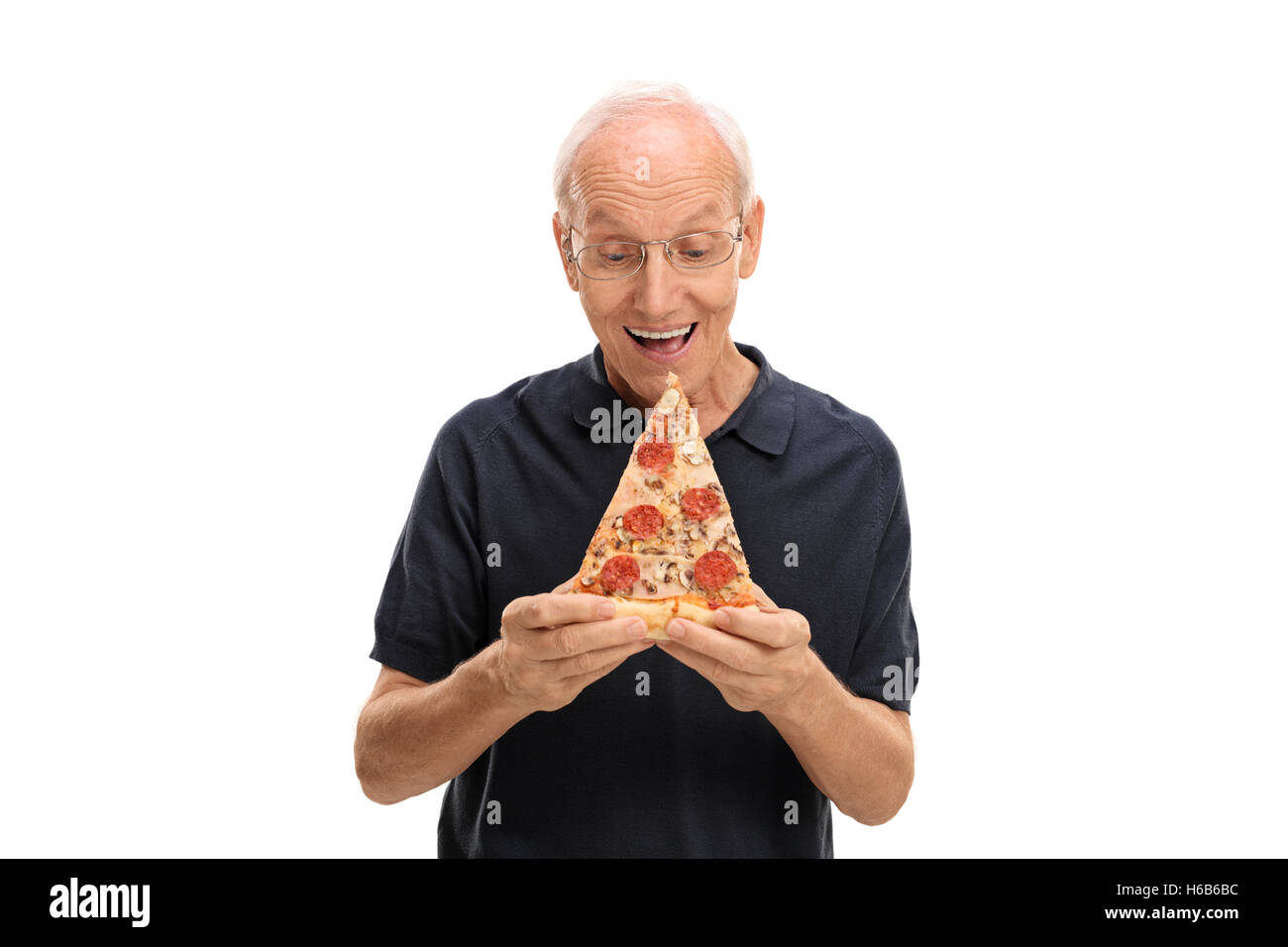 Senior gioiosa prendendo un morso di un trancio di pizza isolati su sfondo bianco Foto Stock