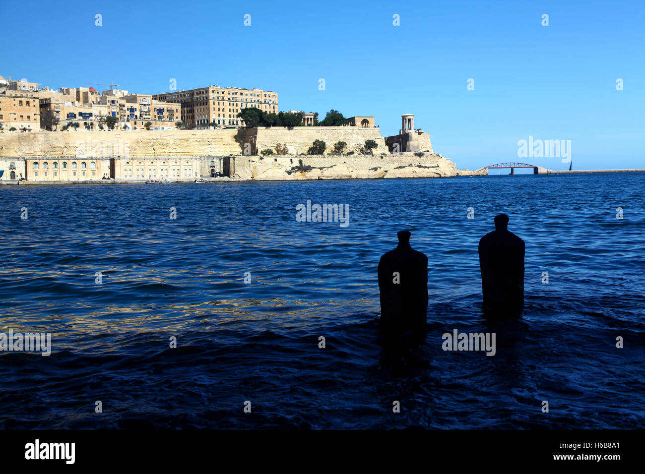 Antiche fortificazioni fuori luogo del Grand Harbour di Malta. La vecchia casa dei Cavalieri Ospitalieri di San Giovanni. Foto Stock