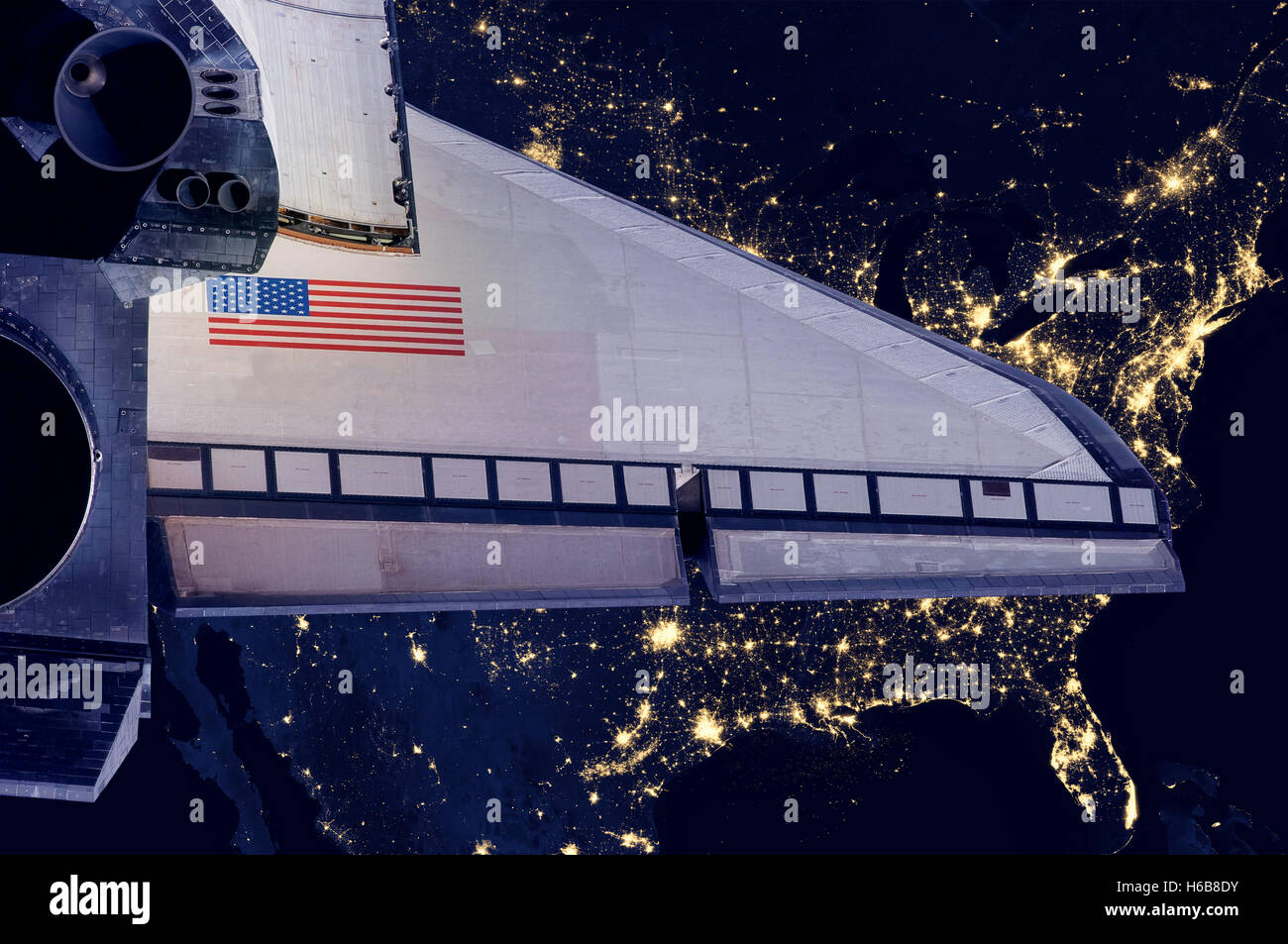 Space Shuttle e antenna vista notturna degli U.S.A. Gli elementi di questa immagine fornita dalla NASA. Foto Stock