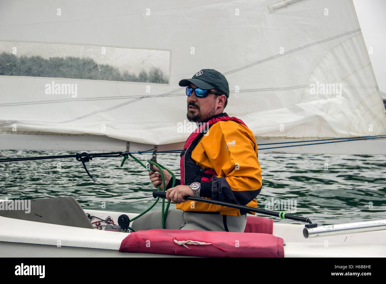Belgrado Finn Cap 2016, Serbia - Boris Adjanski nella classe Finn barca a vela partecipa a uno dei match race regate Foto Stock