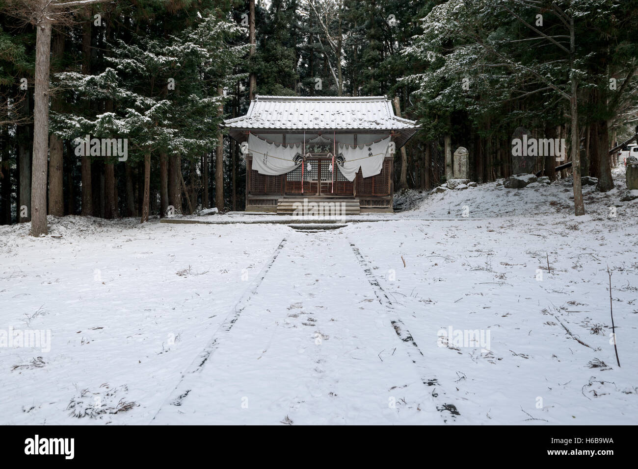 Nagano, Giappone - 26 dicembre 2015: Jigokudani Prefettura di Nagano Giappone, coperta di neve sacrario scintoista. Foto Stock