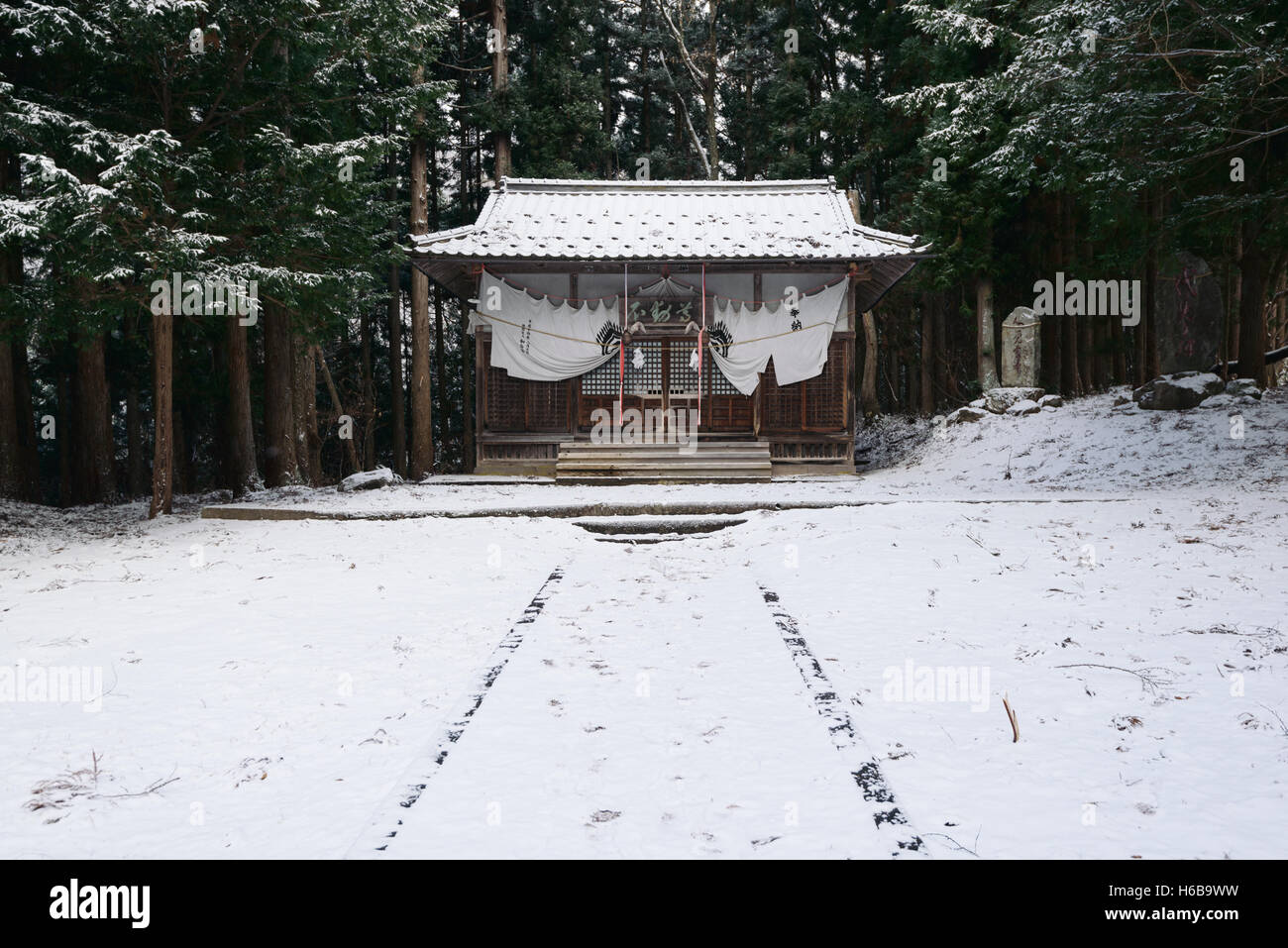 Nagano, Giappone - 26 dicembre 2015: Jigokudani Prefettura di Nagano Giappone, coperta di neve sacrario scintoista. Foto Stock