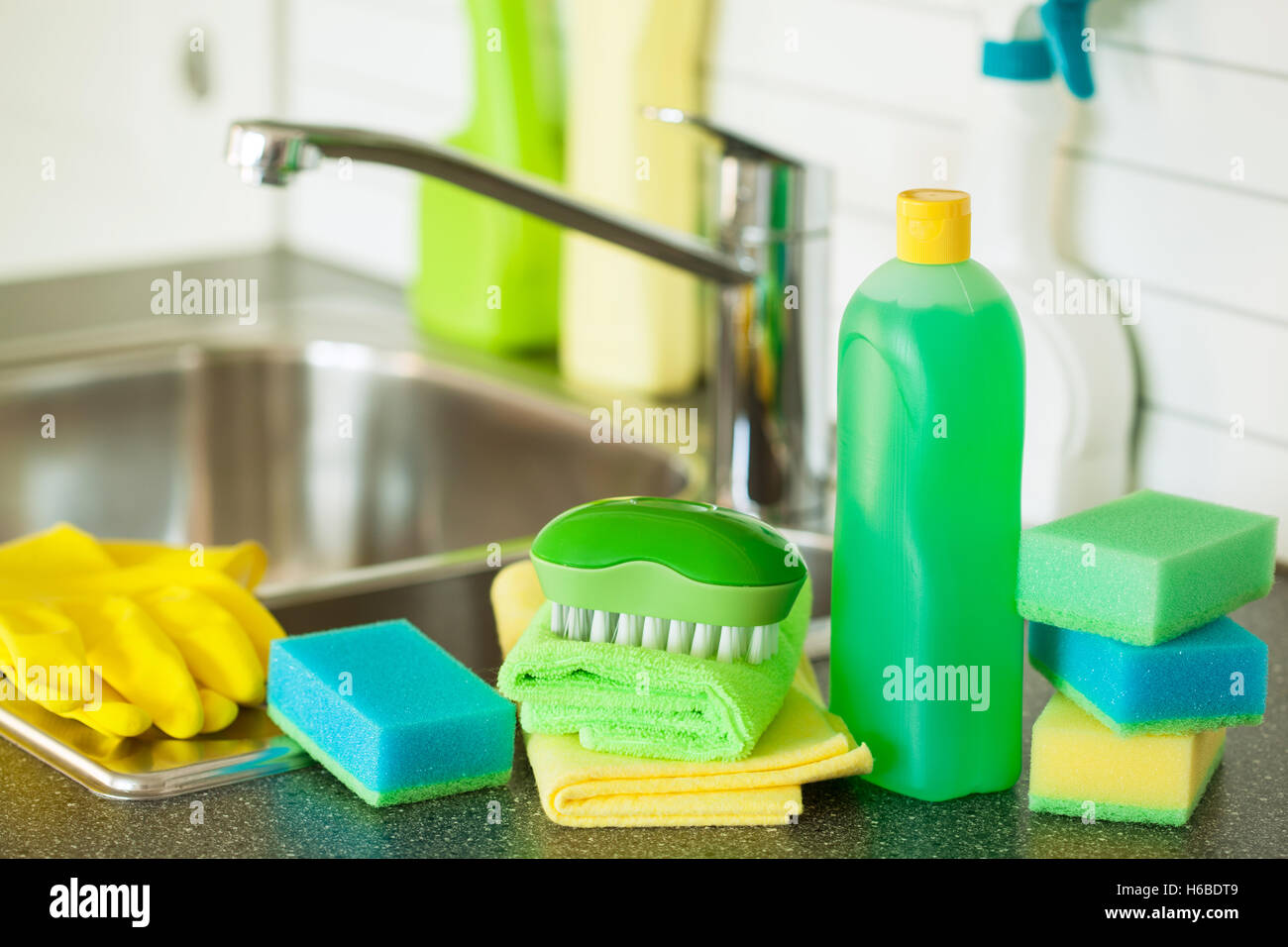 Gli elementi di pulizia domestici spazzola da cucina guanto in spugna Foto Stock