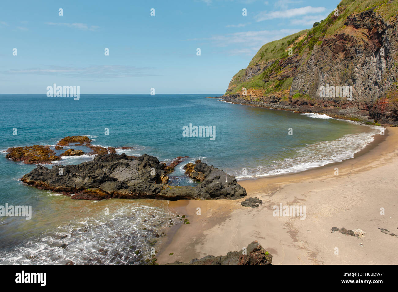 La sabbia e la spiaggia rocciosa in Agua de Pau, Azzorre. Il Portogallo. Posizione orizzontale Foto Stock