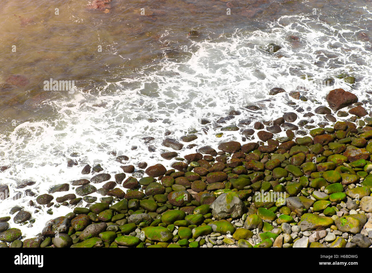 Spiaggia di ciottoli di Agua de Pau, Azzorre. Il Portogallo. Posizione orizzontale Foto Stock