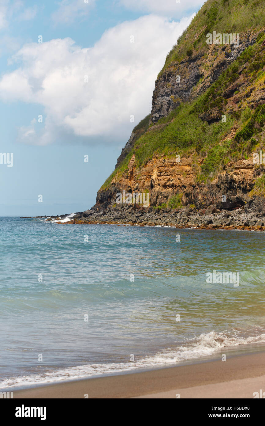 Spiaggia di sabbia e di roccia in Agua de Pau, Azzorre. Il Portogallo. Posizione orizzontale Foto Stock