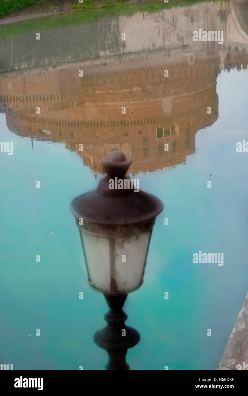 Roma. Castel Sant'Angelo si riflette nel fiume Tevere Foto Stock